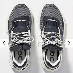On cloudnova size 6- black and white.